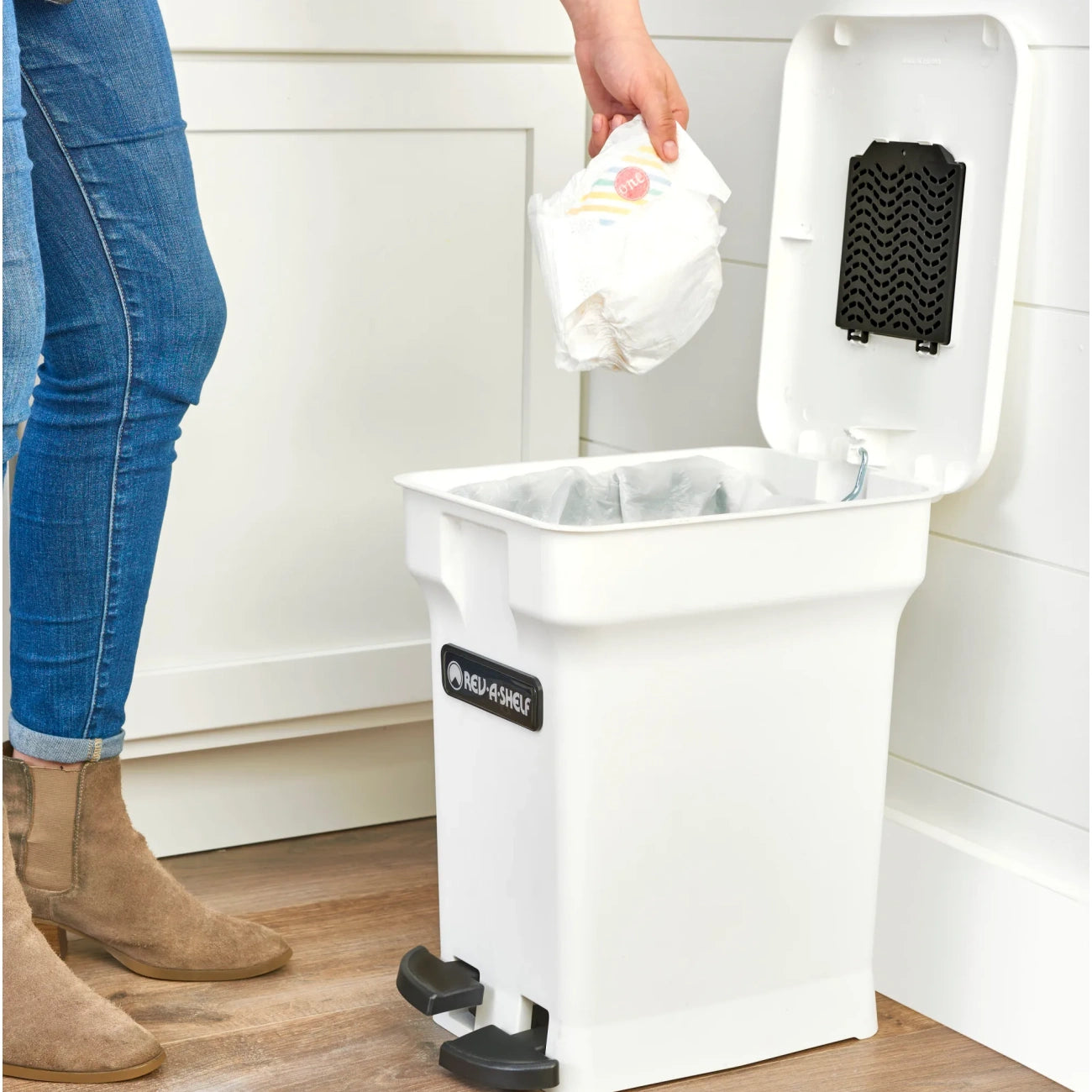 Maple Bottom Mount Compo+ Compost Container w/ BLUMOTION Soft-Close